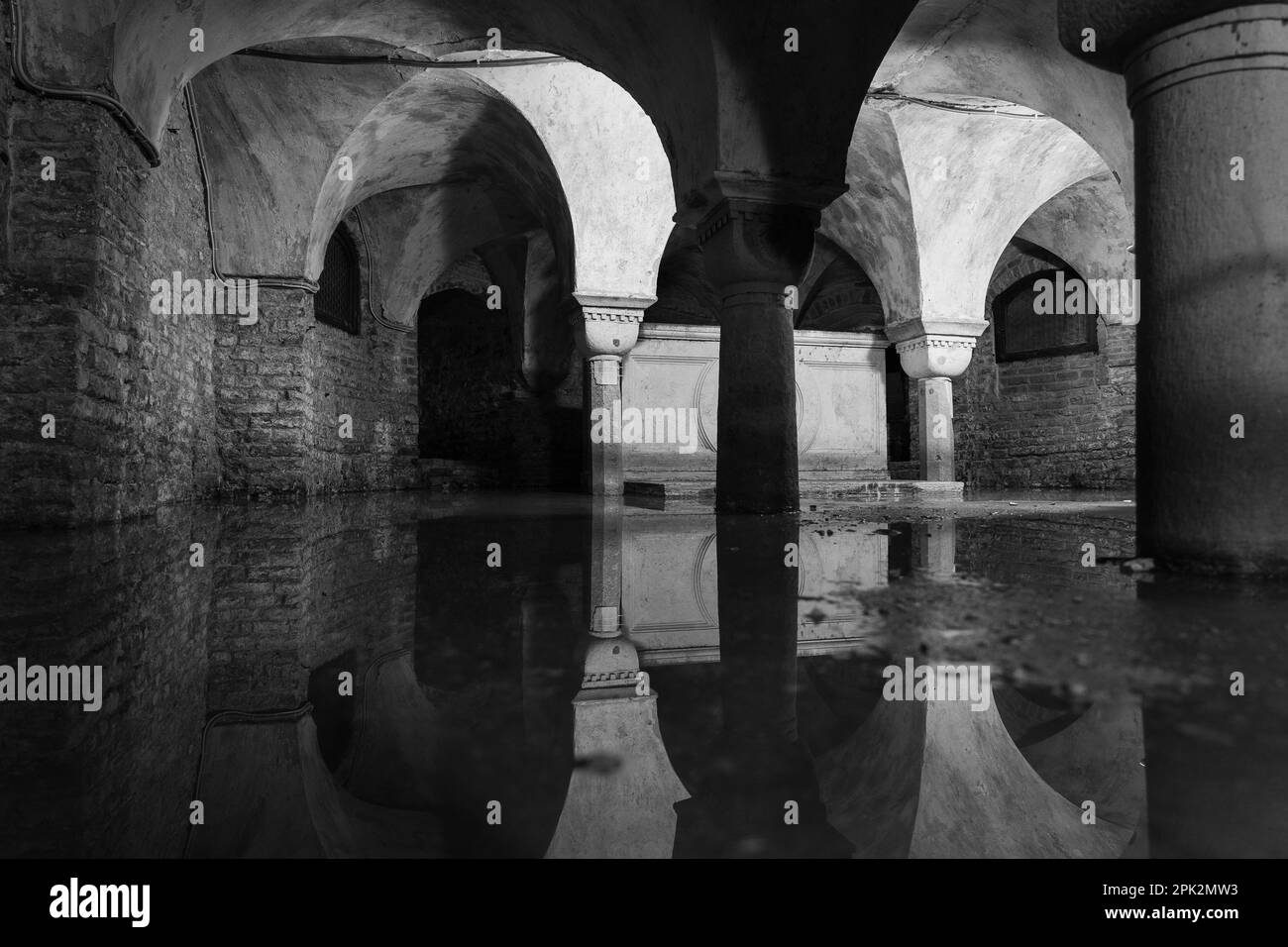 Überflutete Krypta in einer katholischen Kirche in Venedig, Italien Stockfoto