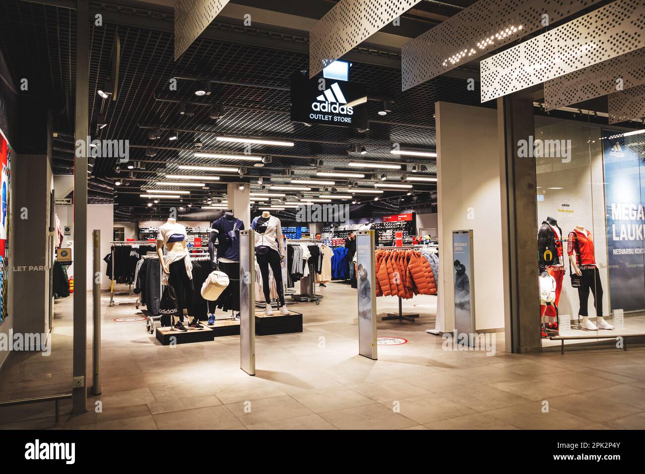 Eingang zum adidas Outlet Store mit Logo in einem Einkaufszentrum. Die  adidas AG ist ein deutscher Sportbekleidungshersteller in Europa. Vilnius,  Litauen - 8. März 2023 Stockfotografie - Alamy