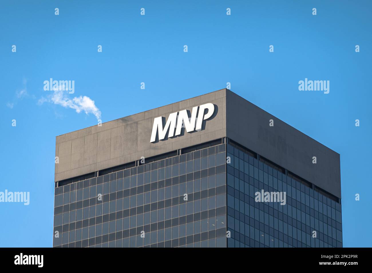 Edmonton, Alberta, Kanada. 04. April 2023. Ein MNP-Bauschild. Eine der größten Vollservice-Wirtschaftsprüfungsunternehmen und Unternehmensberatung Stockfoto