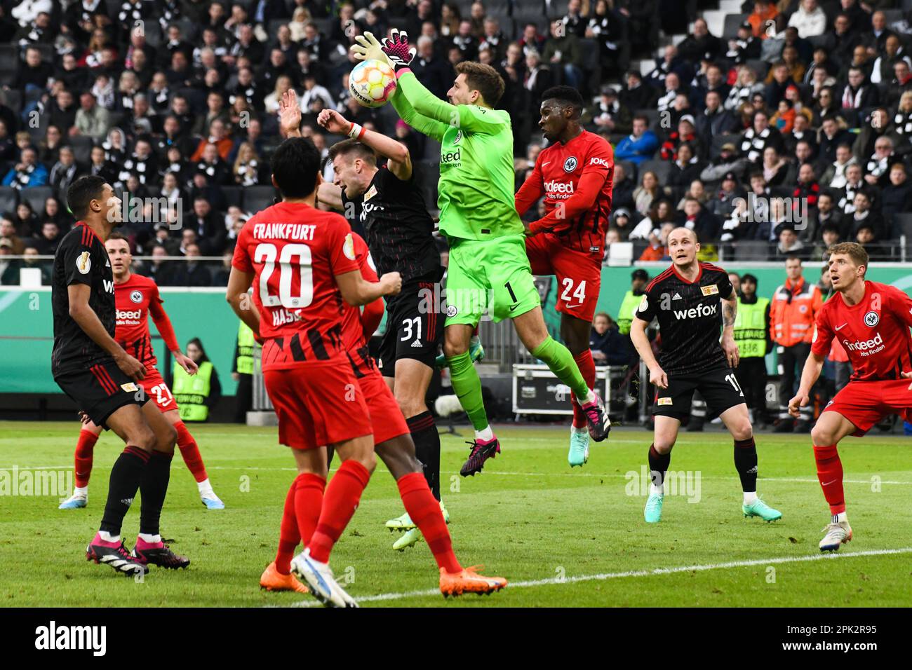 Deutschland , Frankfurt am Main, Deutsche Bank Park - 4. April 2023 - Fussball, DFB Pokal - Eintracht Frankfurt vs Union Berlin Bild: (FTR) Robin Knoche (Union Berlin, #31), GK Kevin Trapp (Eintracht Frankfurt, #1), Aurelio Buta (Eintracht Frankfurt, #24) kämpften alle um den Kreuzball. Stockfoto