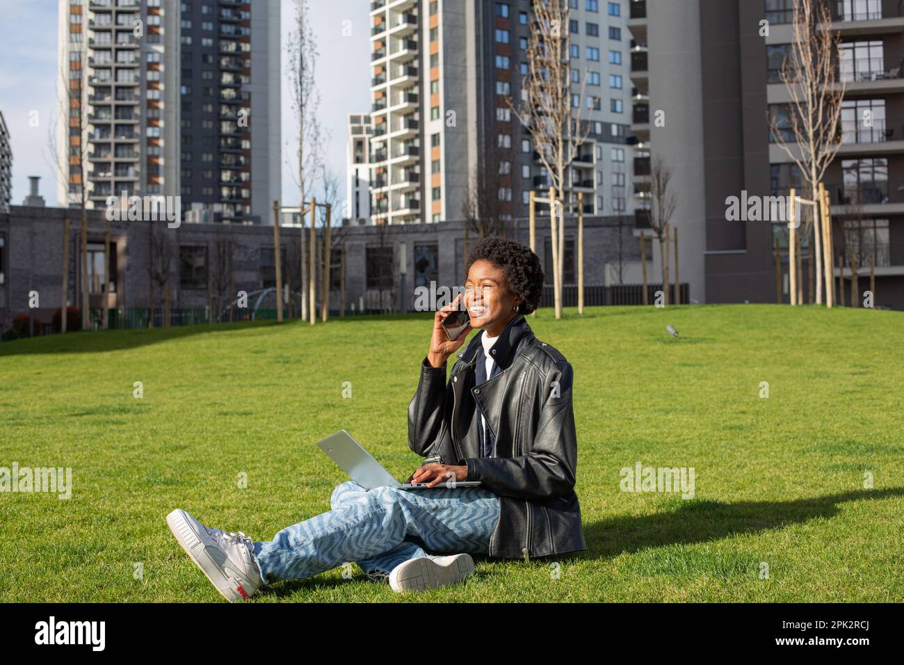Afrikanisches Mädchen im Park Stockfoto