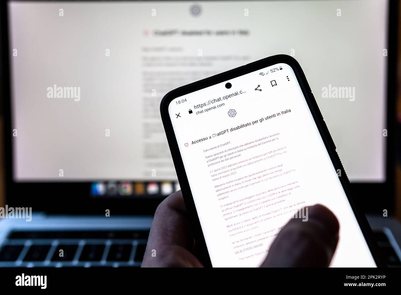 ITALIEN – 4. April 2023: Smartphone in der Hand und Ankündigung auf dem Bildschirm, dass ChatGPT für italienische Nutzer vom italienischen Garantiegeber deaktiviert wurde. Stockfoto