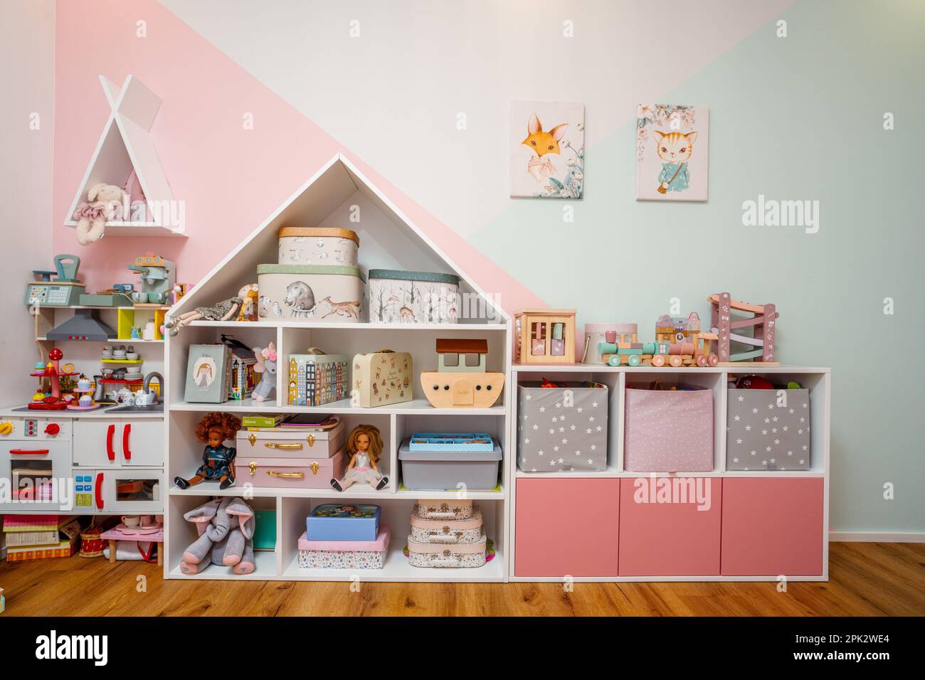 Ein fröhliches, einladendes Kinderzimmer mit einem Regal voller Spielzeuge Stockfoto