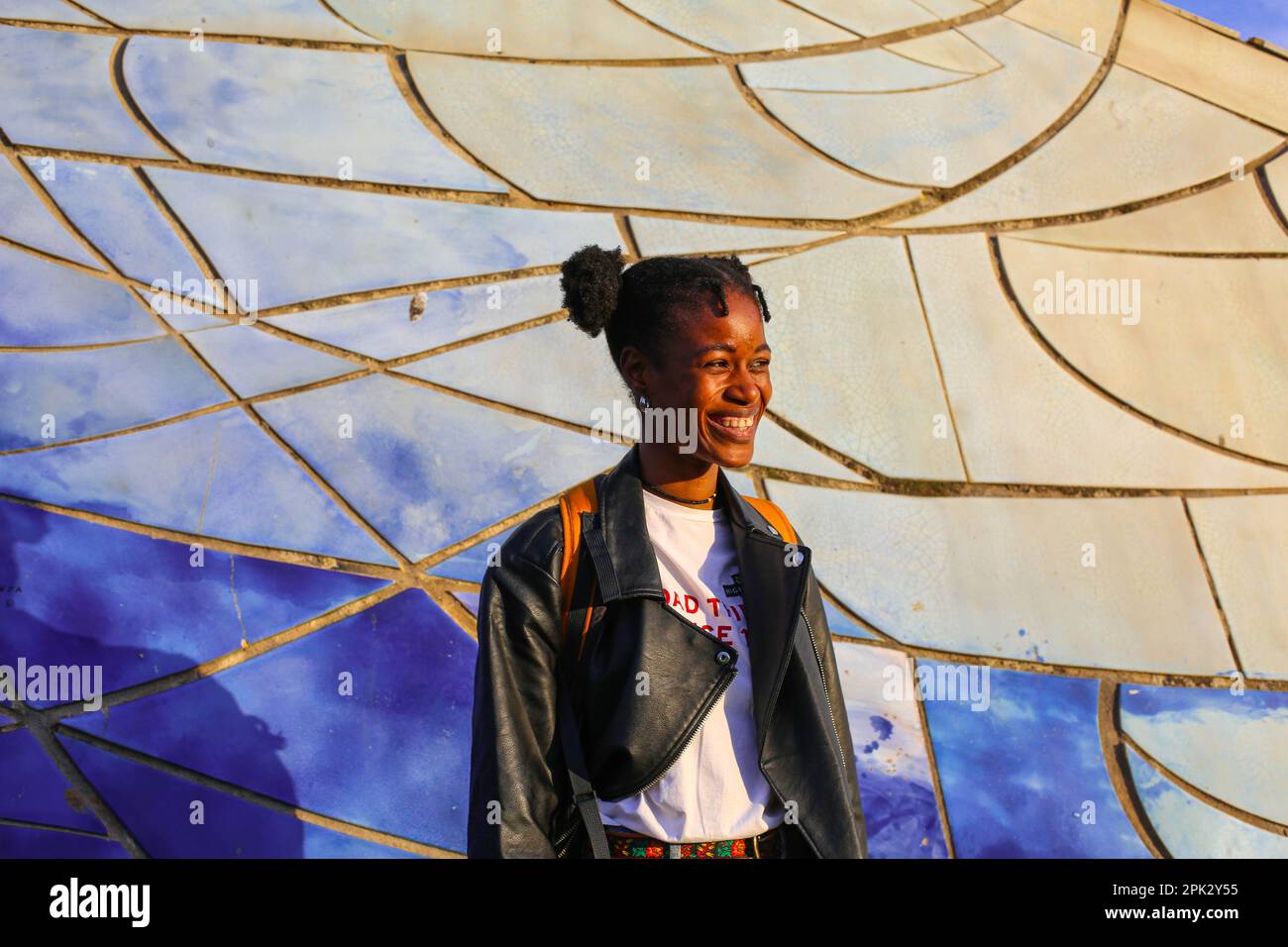 Afrikanisches Mädchen im Park Stockfoto