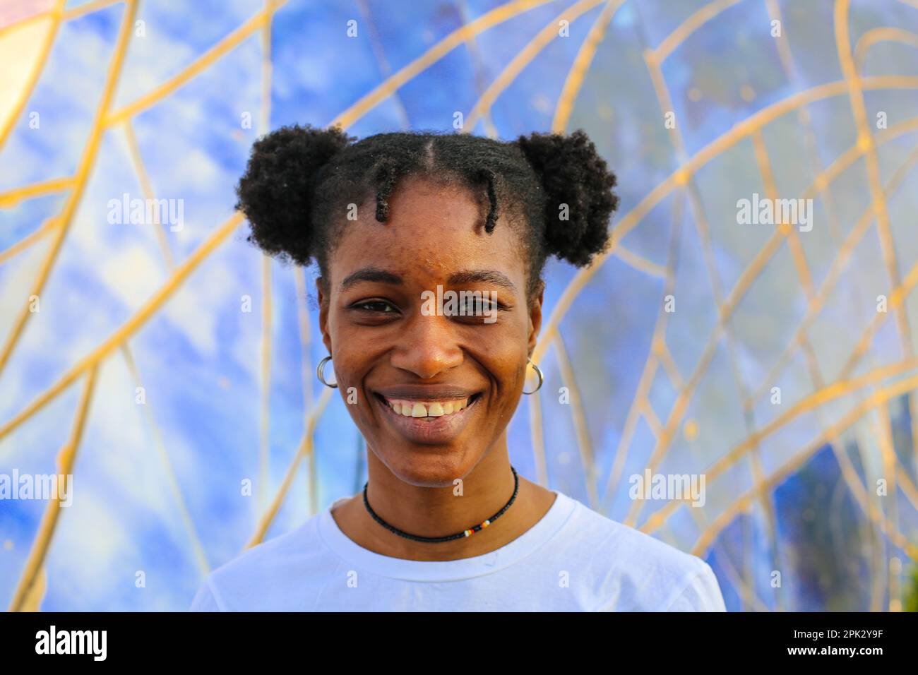Afrikanisches Mädchen im Park Stockfoto