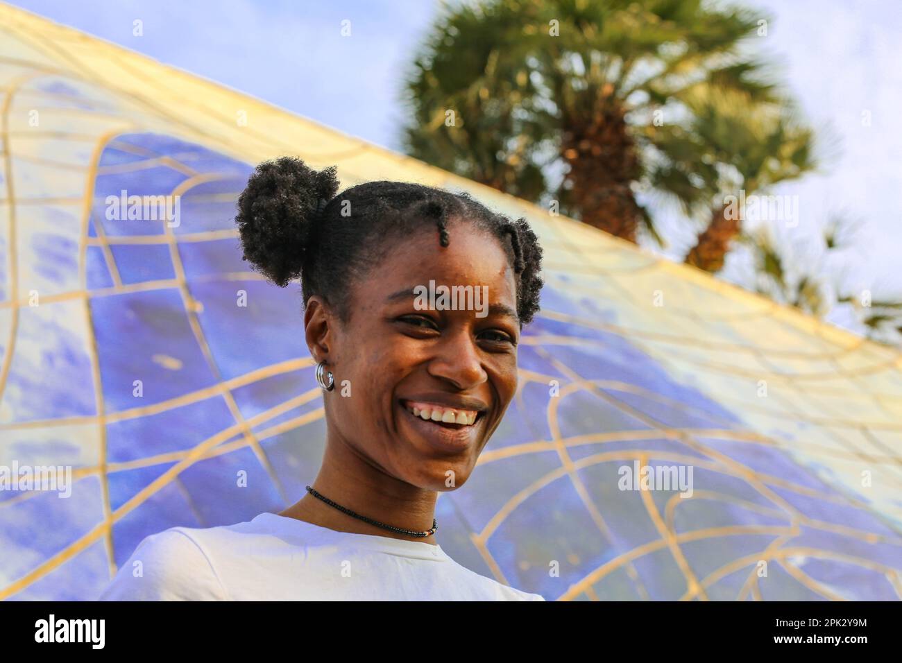 Afrikanisches Mädchen im Park Stockfoto