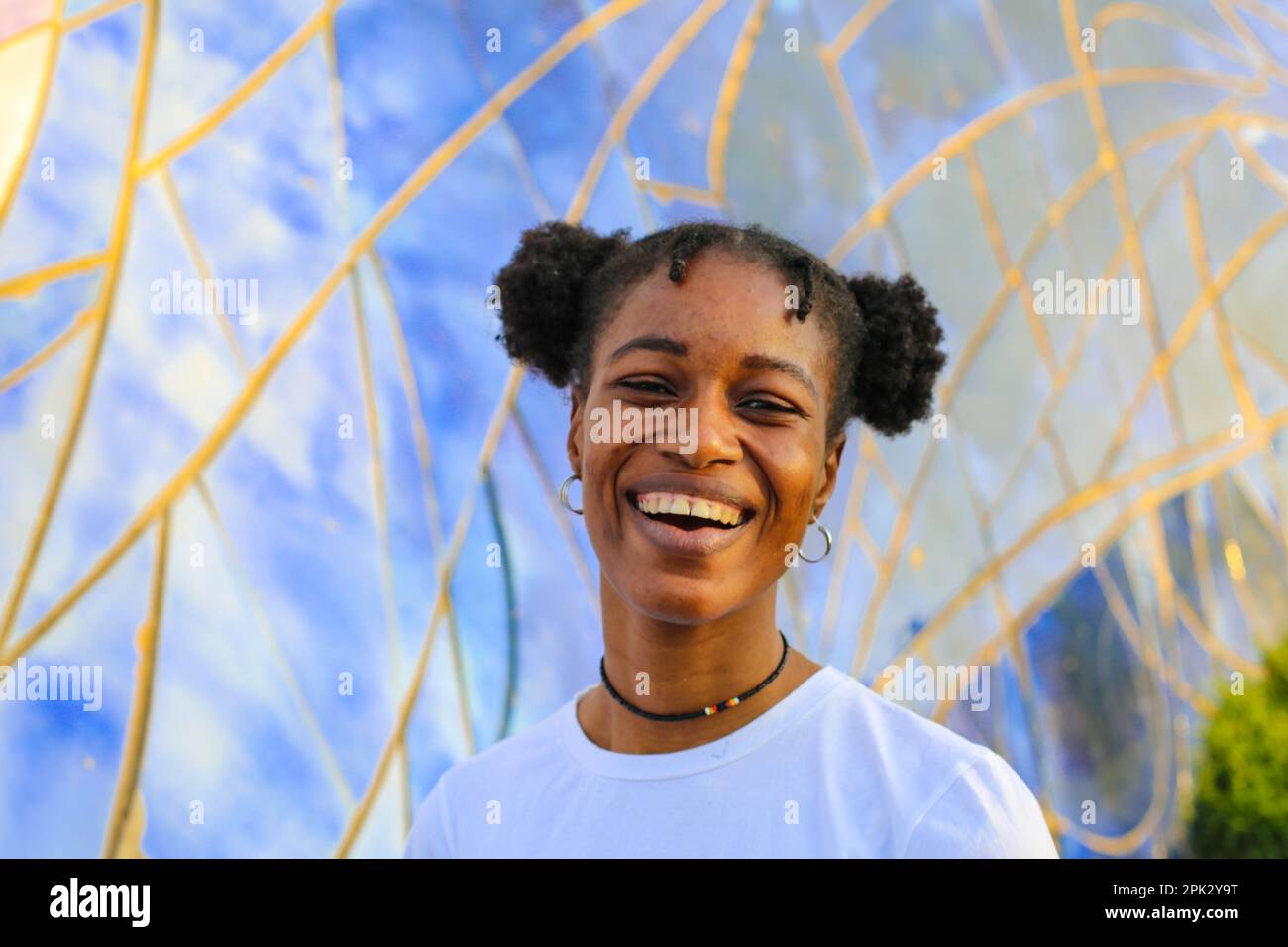 Afrikanisches Mädchen im Park Stockfoto