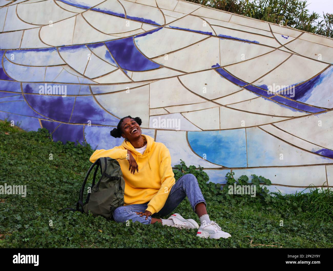Afrikanisches Mädchen im Park Stockfoto
