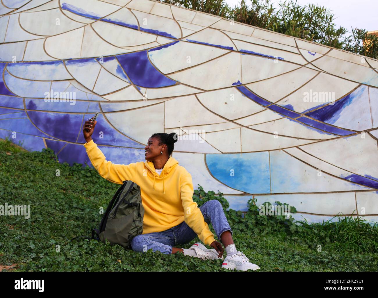 Afrikanisches Mädchen im Park Stockfoto