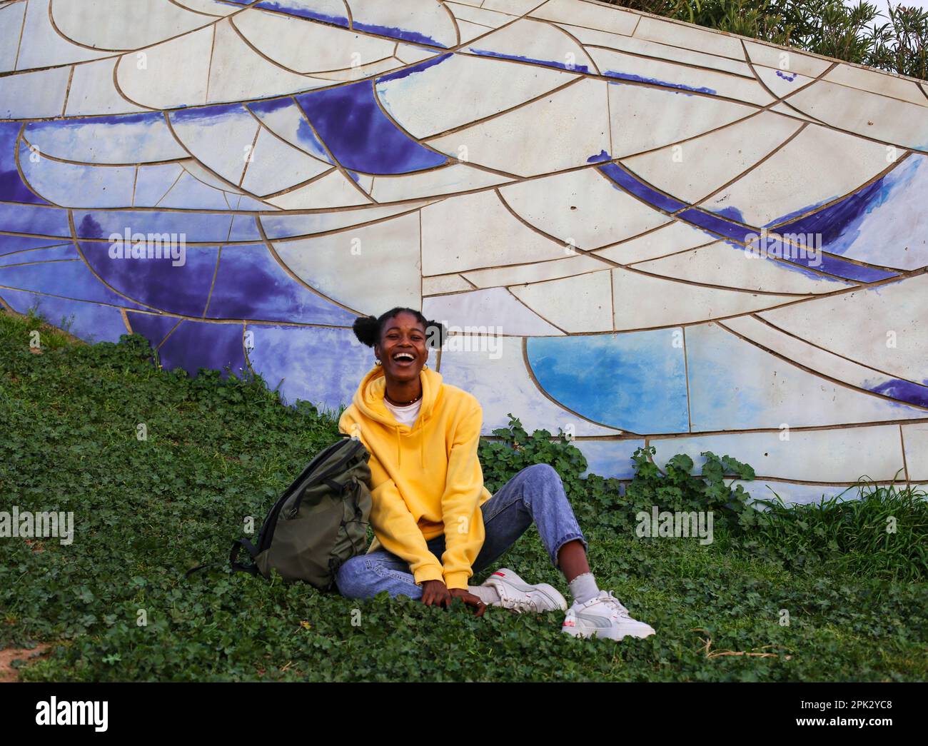 Afrikanisches Mädchen im Park Stockfoto