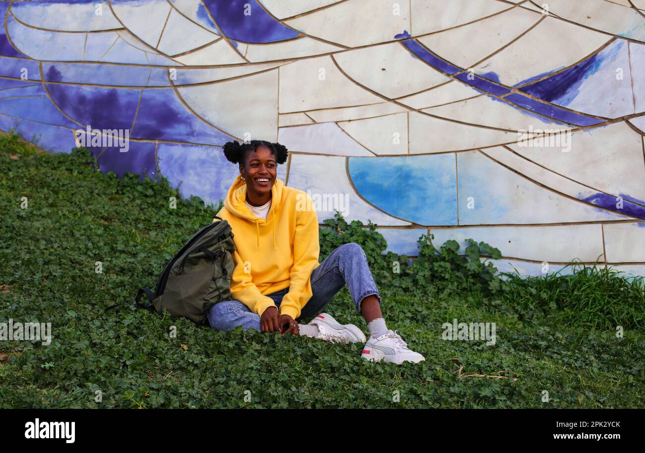 Afrikanisches Mädchen im Park Stockfoto