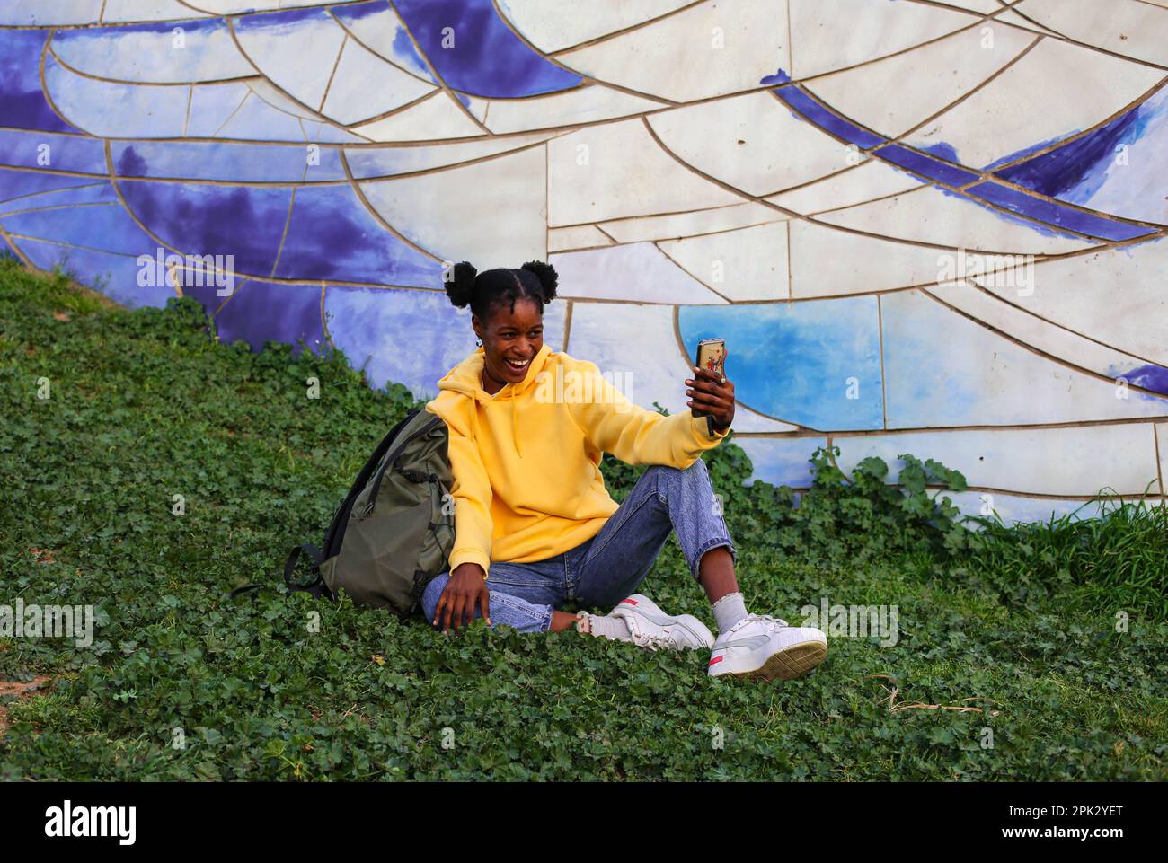 Afrikanisches Mädchen im Park Stockfoto