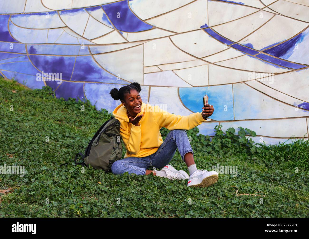 Afrikanisches Mädchen im Park Stockfoto