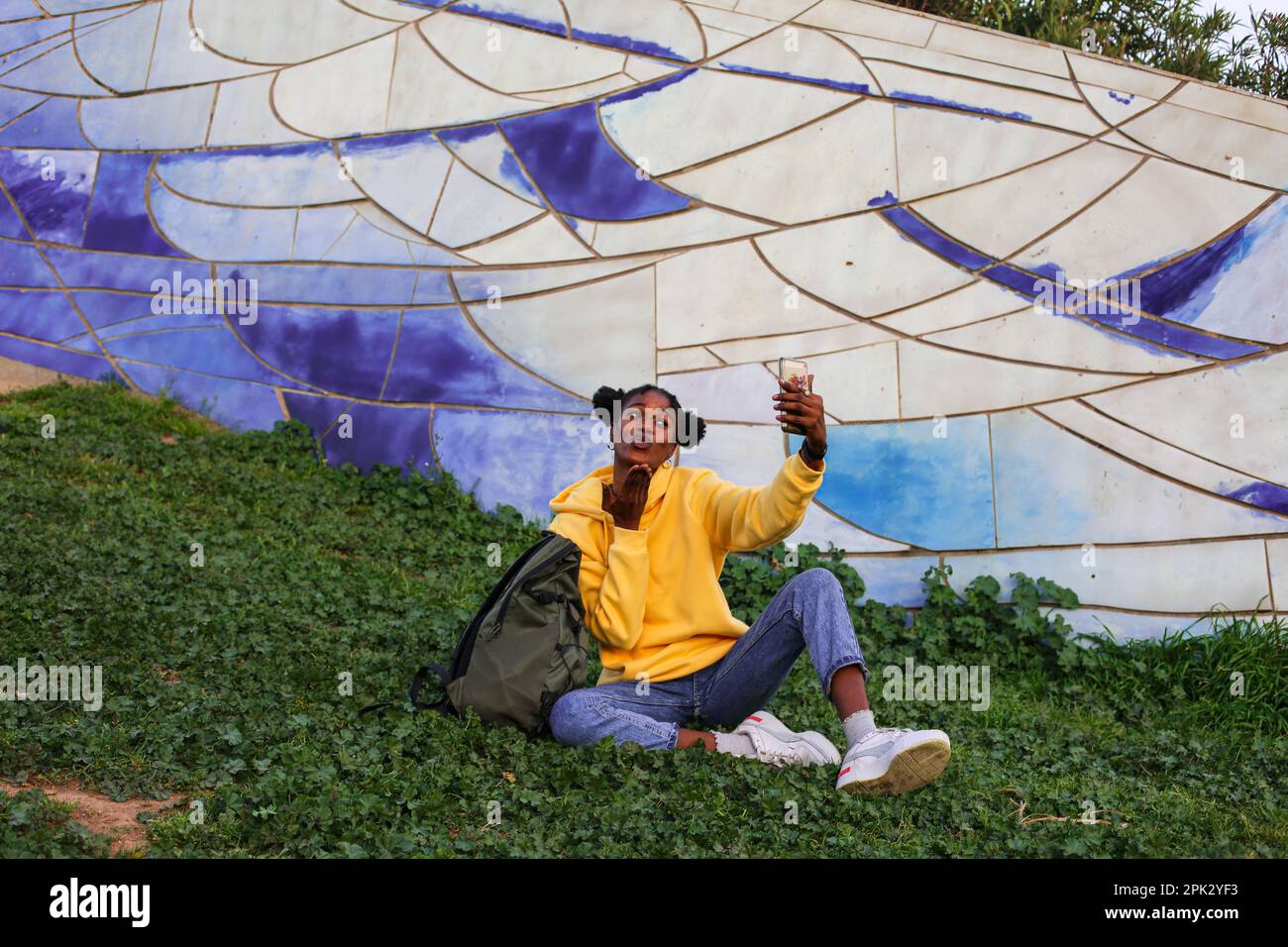 Afrikanisches Mädchen im Park Stockfoto