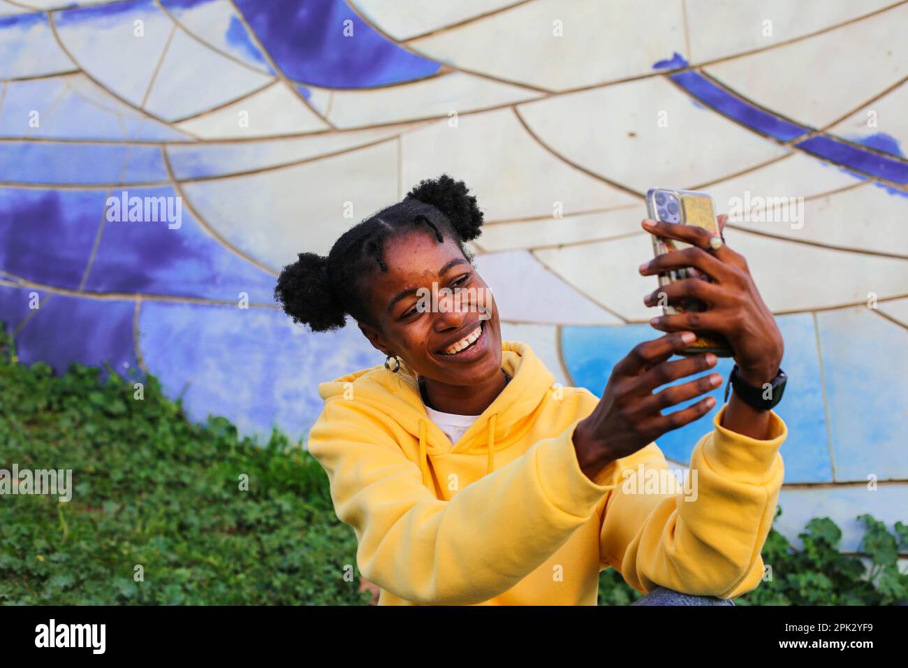 Afrikanisches Mädchen im Park Stockfoto