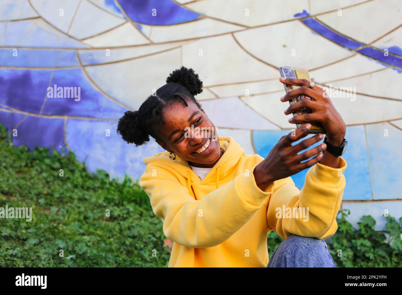 Afrikanisches Mädchen im Park Stockfoto