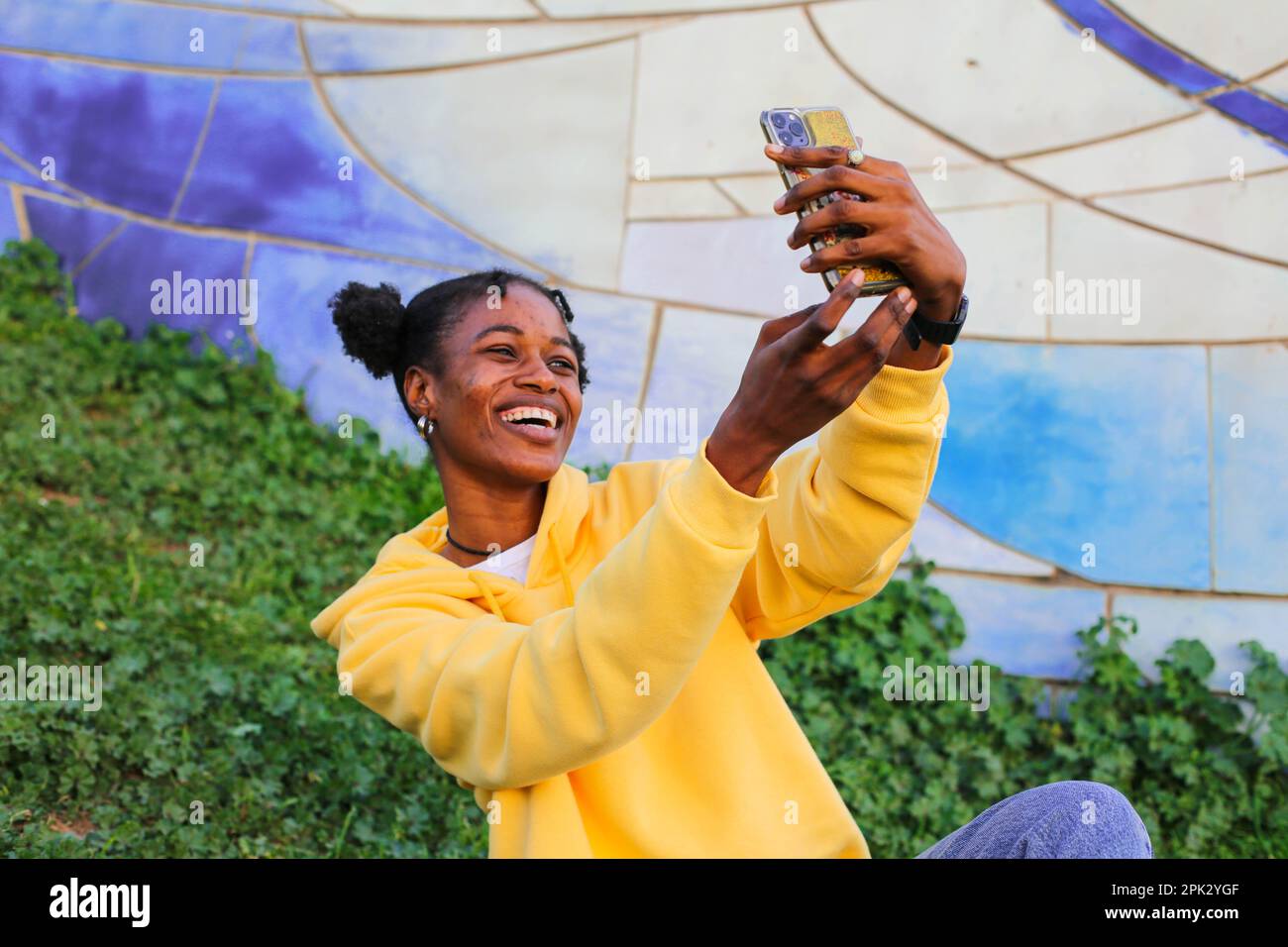 Afrikanisches Mädchen im Park Stockfoto
