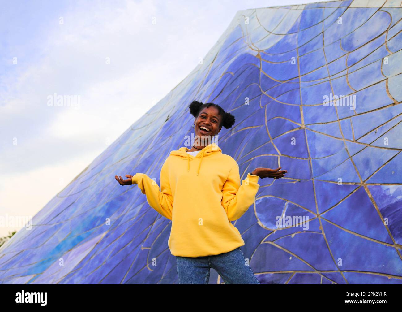 Afrikanisches Mädchen im Park Stockfoto