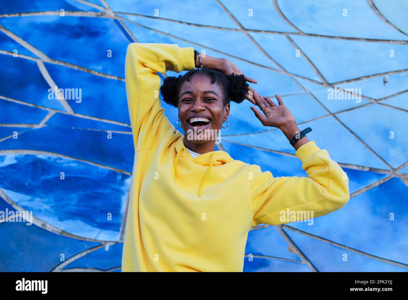 Afrikanisches Mädchen im Park Stockfoto