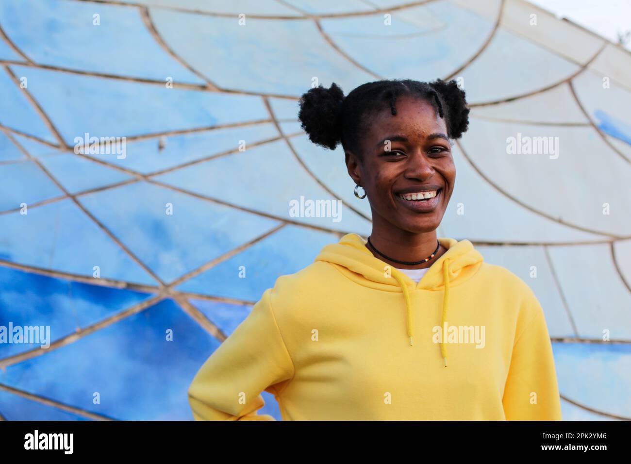 Afrikanisches Mädchen im Park Stockfoto