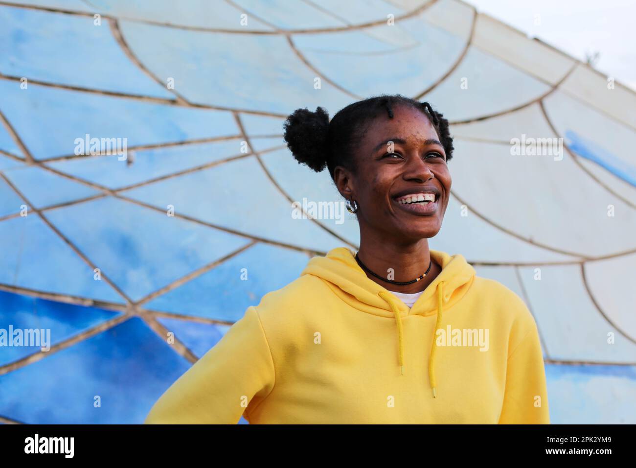Afrikanisches Mädchen im Park Stockfoto