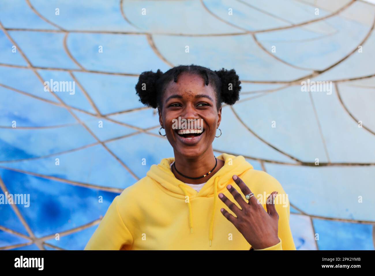 Afrikanisches Mädchen im Park Stockfoto