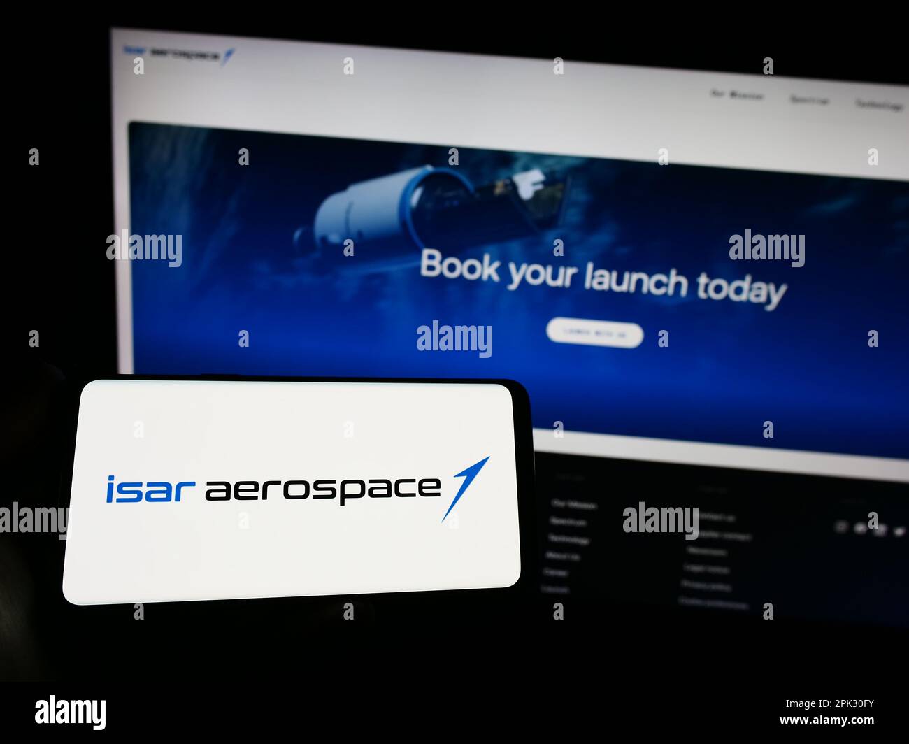 Person, die ein Smartphone mit dem Logo der Firma Isar Aerospace Technologies GmbH auf dem Bildschirm vor der Website hält. Konzentrieren Sie sich auf das Display des Telefons. Stockfoto