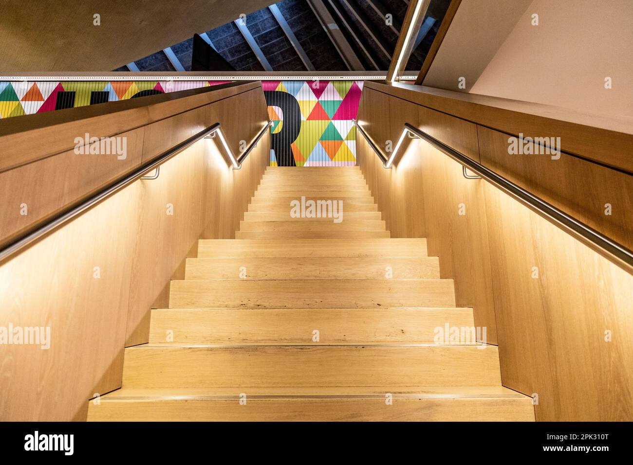 Hölzerne Treppen im Design Museum in London, Großbritannien Stockfoto