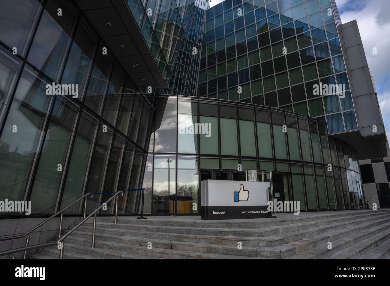 Dublin Docklands, Dublin City, Irland 29. März 2023. Glasfront für Facebook-Gebäudeschilder Stockfoto