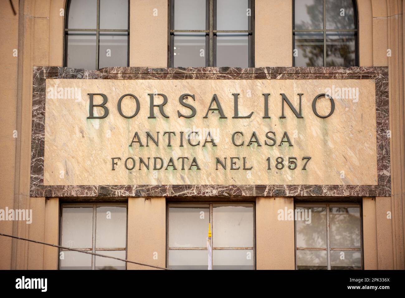 Das Zeichen von Borsalino vor der alten Fabrik Stockfoto