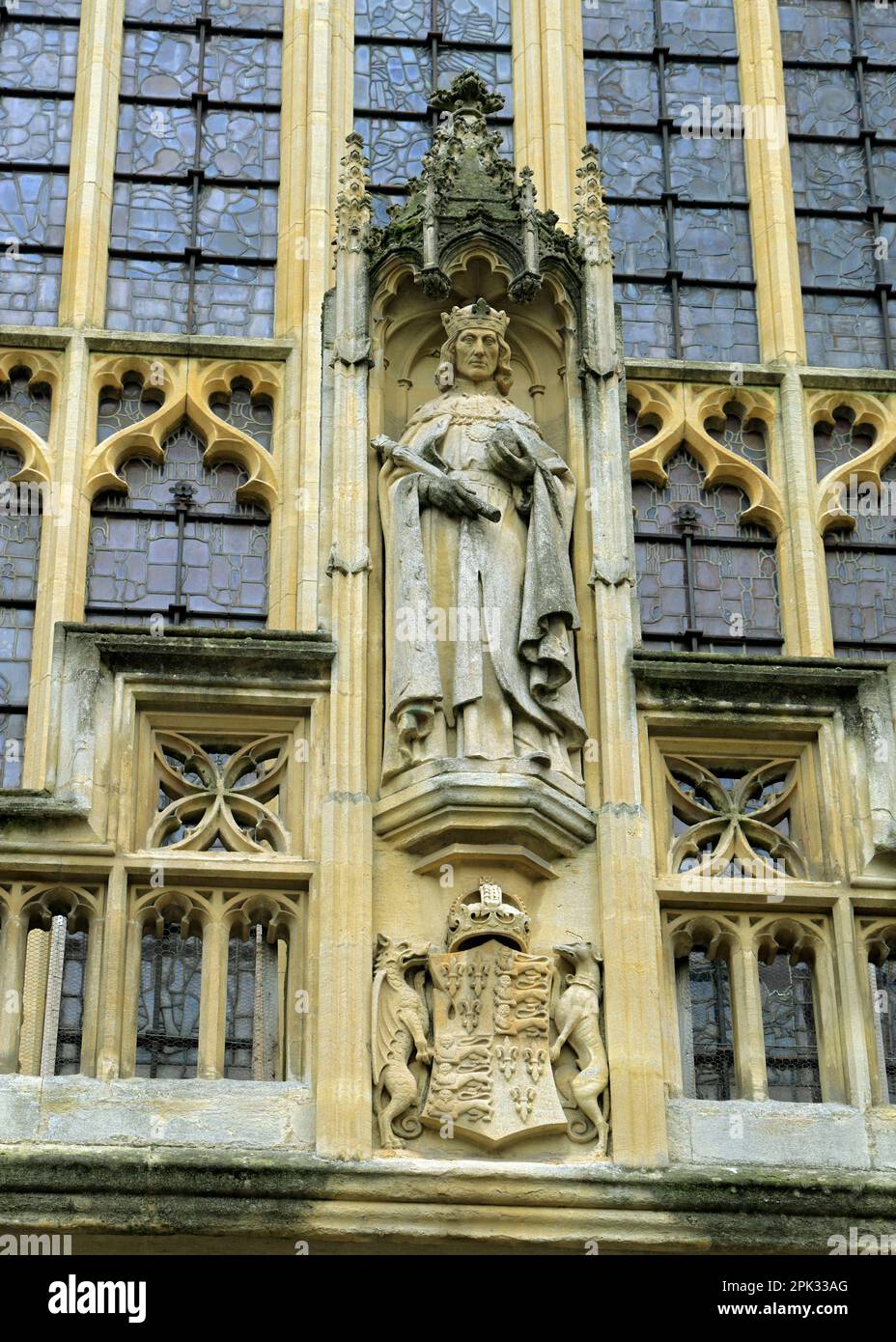 Statue von König Heinrich VII über dem Great West Tor zur Bath Abbey, Bath, Somerset. Stockfoto