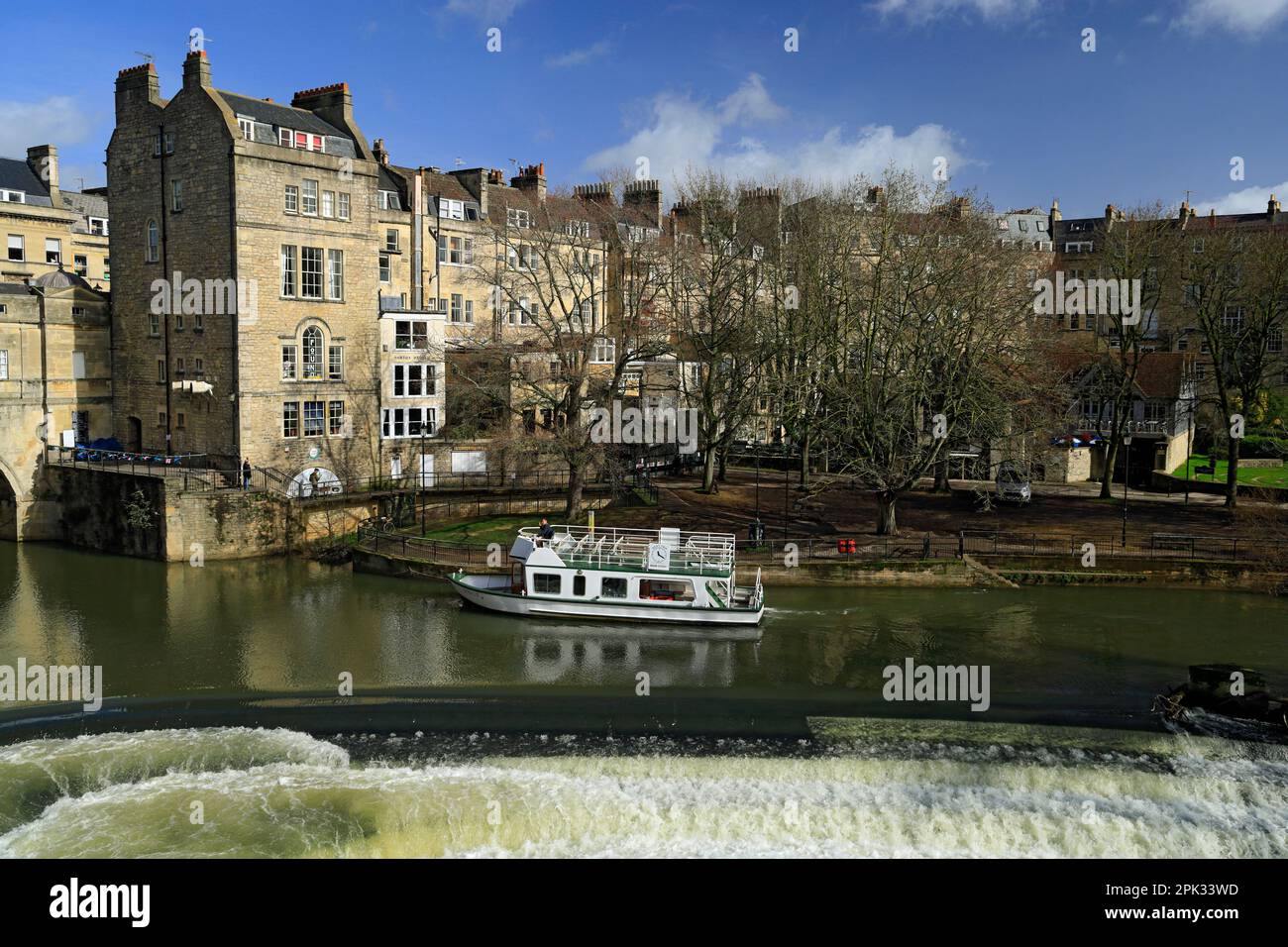 River Avon, Pulteney Bridge und Touristenboot, Bath, Somerset, England, Vereinigtes Königreich. Stockfoto