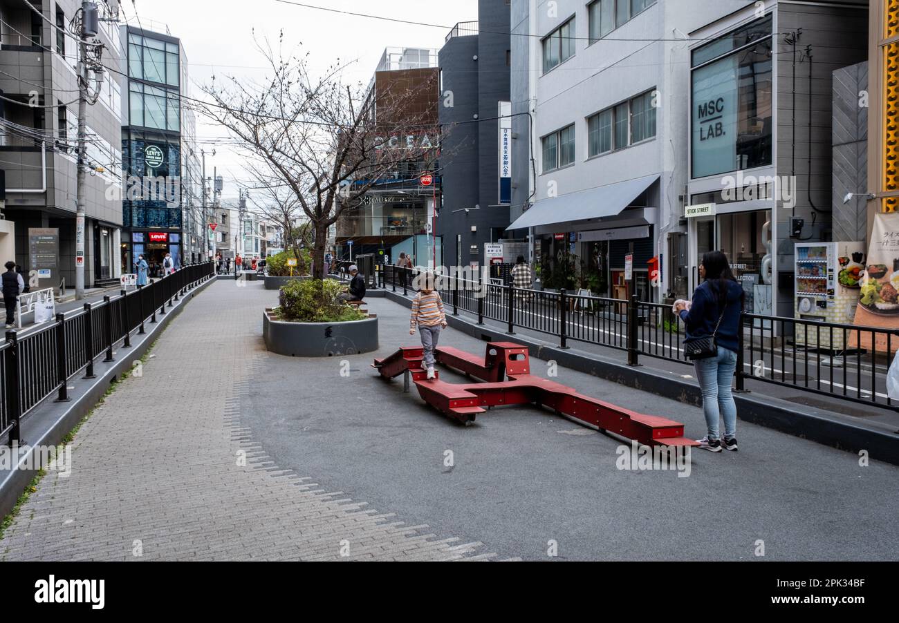 März 13. 2023 - Tokio, Japan: Öffentlicher Sitzbereich in der Mitte der Cat Street, Shibuya, Tokio, Japan Stockfoto