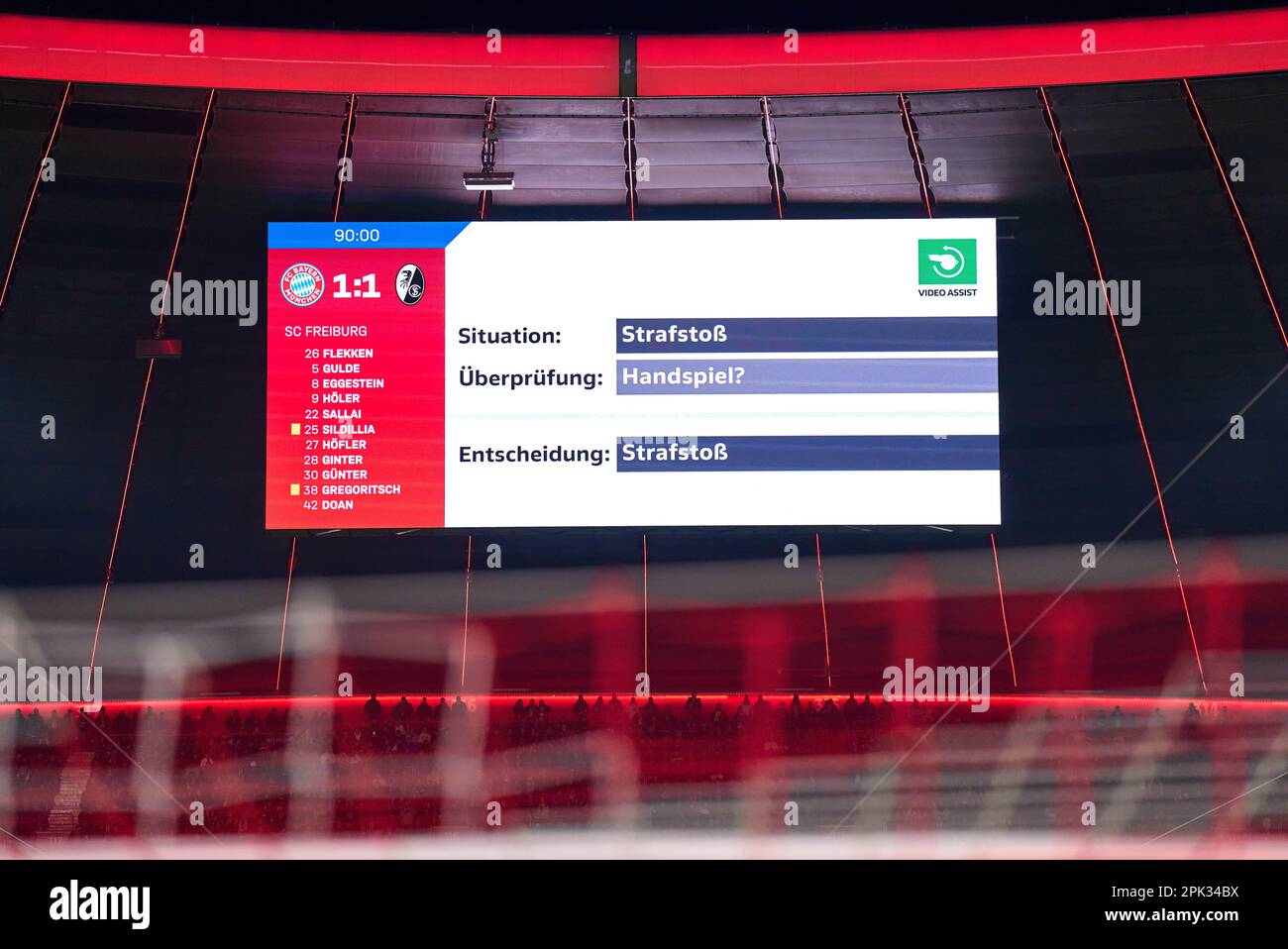 VAR-Entscheidung über Elfmeterschießen im Spiel FC BAYERN MÜNCHEN – SC FREIBURG 1-2 DFB-Pokal, deutscher Fußballpokal, Quarterfinal am 04. April 2023 in München. Staffel 2022/2023, FCB, München, München, © Peter Schatz / Alamy Live News - DFB-VORSCHRIFTEN VERBIETEN DIE VERWENDUNG VON FOTOS als BILDSEQUENZEN und/oder QUASI-VIDEO - Stockfoto