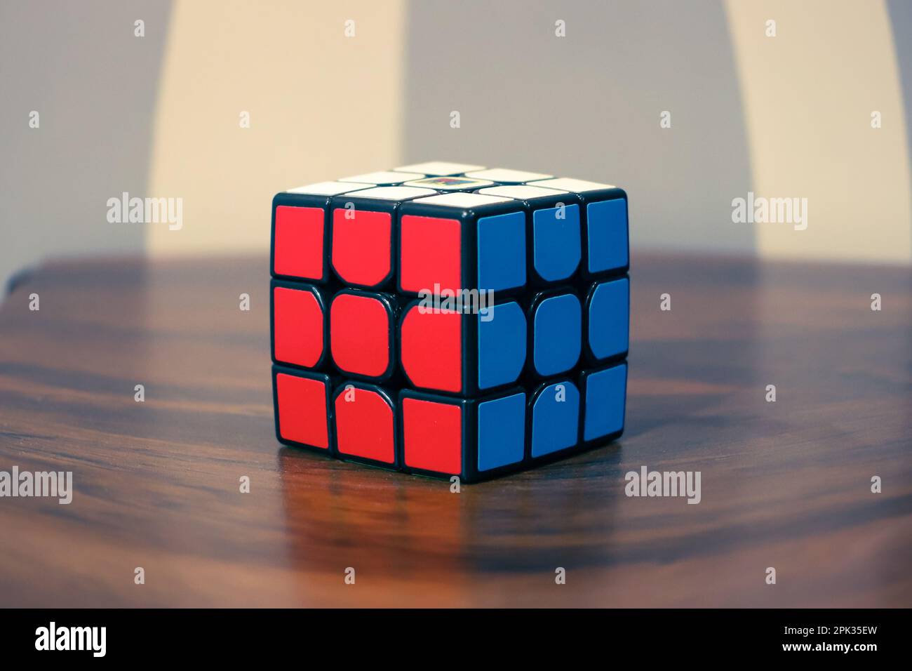 Rubiks Würfel auf einem Tisch Stockfoto