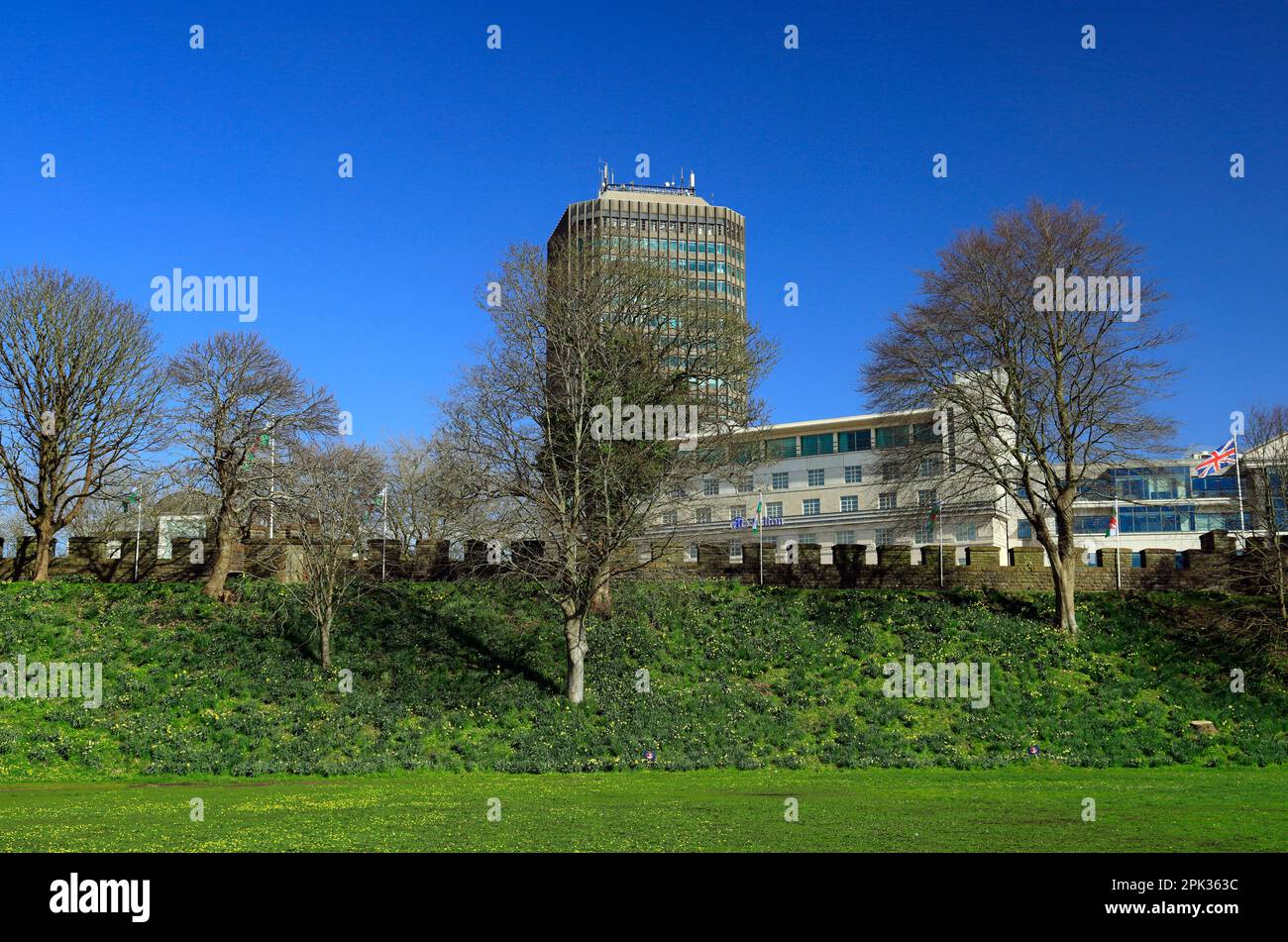 Capital Tower oder das Pearl Assurance House, das über die Burgmauern, Cardiff, Wales ragt. Stockfoto