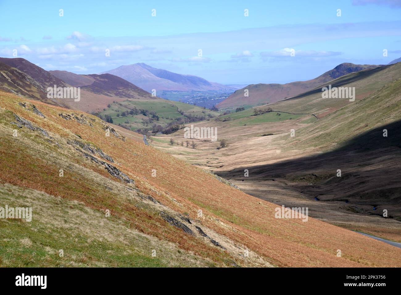 Lake District, Cumbria, Großbritannien. Blick vom Newlands Pass mit Blick auf die West-Schleppkähne Buttermere Stockfoto