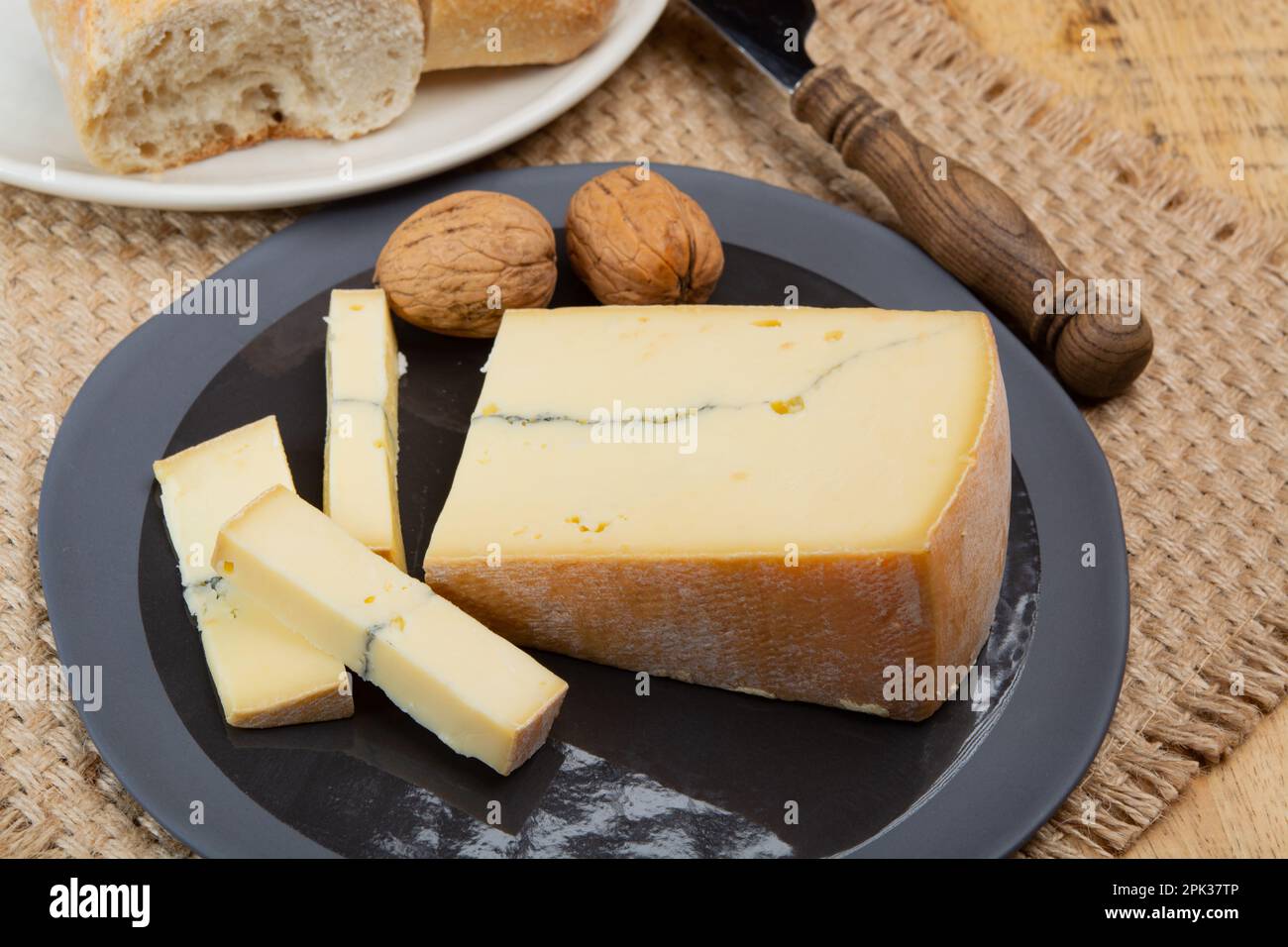 Käsesammlung, halbweicher Kuhmilchkäse von French Morbier mit schwarzer Schimmelschicht Stockfoto
