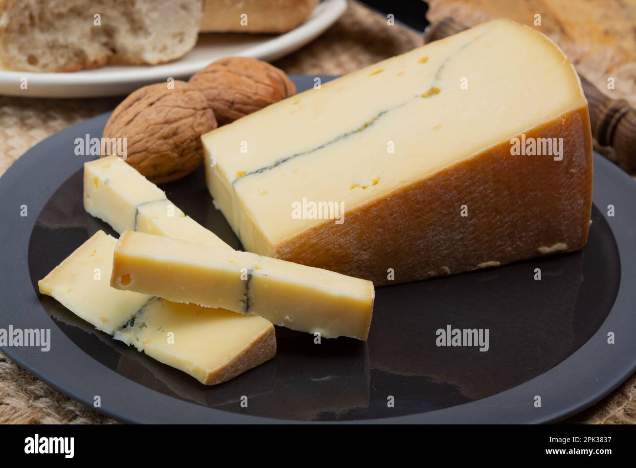 Käsesammlung, halbweicher Kuhmilchkäse von French Morbier mit schwarzer Schimmelschicht Stockfoto
