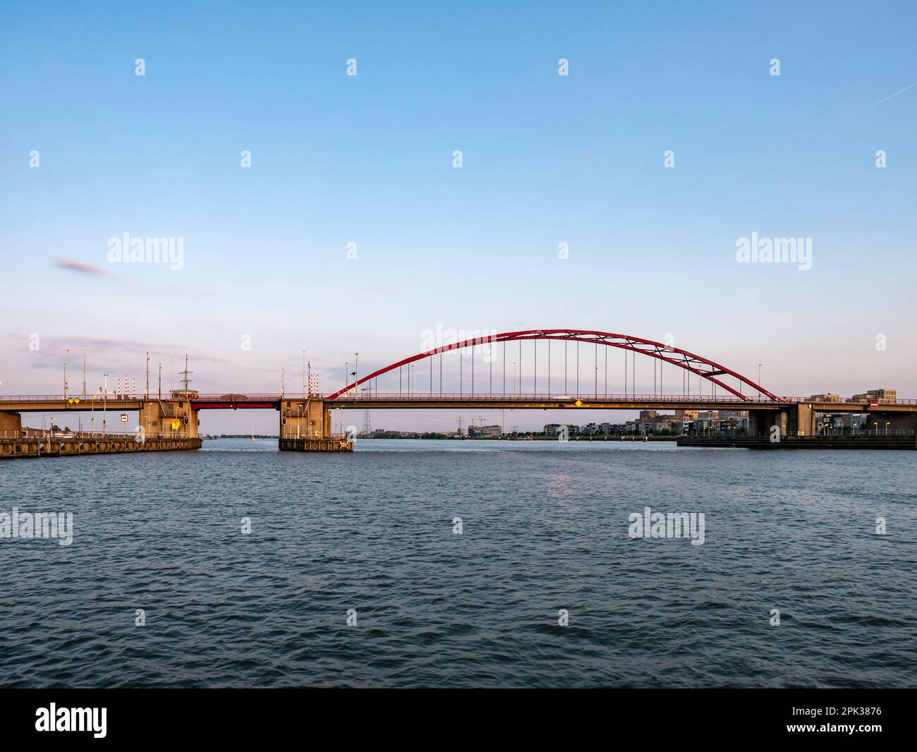 Straßenbrücke Schellingwouderbrug mit Bogen über den Fluss Buiten IJ, Amsterdam Stockfoto