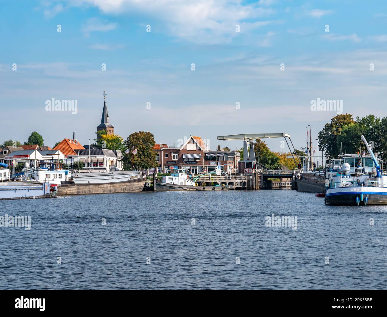 Zwartsluis mit Kirchturm und Brücke über Meppelerdiep - Blick von Zwarte Water, Overijssel, Niederlande Stockfoto