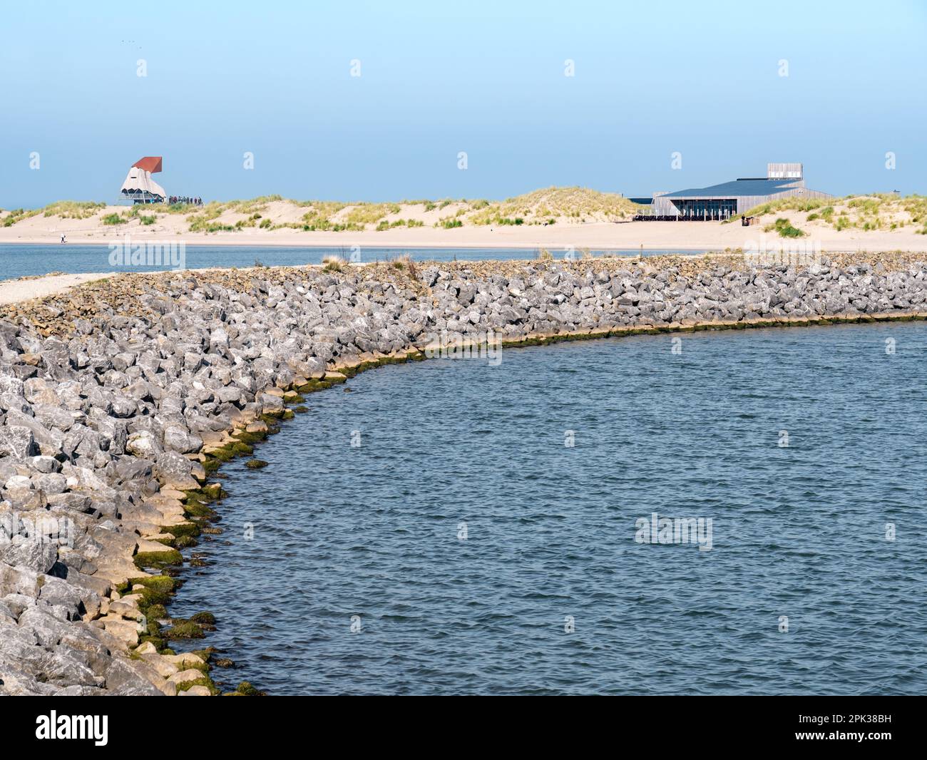 Wellenbrecher, Strand, Restaurant und Wachturm an der Küste der Insel Marker Wadden im Markermeer See, Niederlande Stockfoto