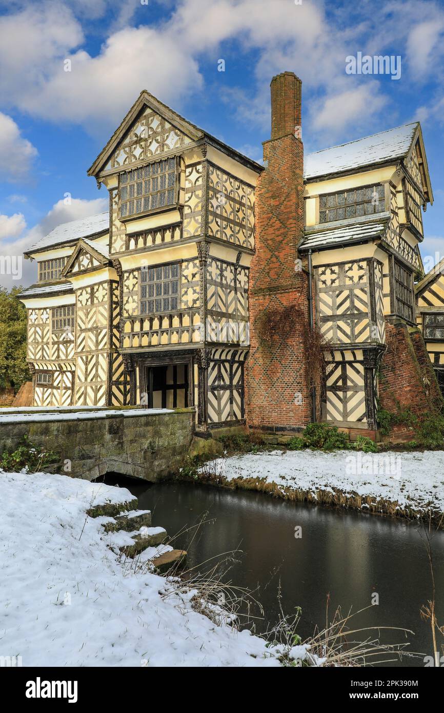 Little Moreton Hall, Cheshire beherbergte ein Herrenhaus aus dem 15. Jahrhundert im Winterschnee * FOTO VOM ÖFFENTLICHEN FUSSWEG * Stockfoto