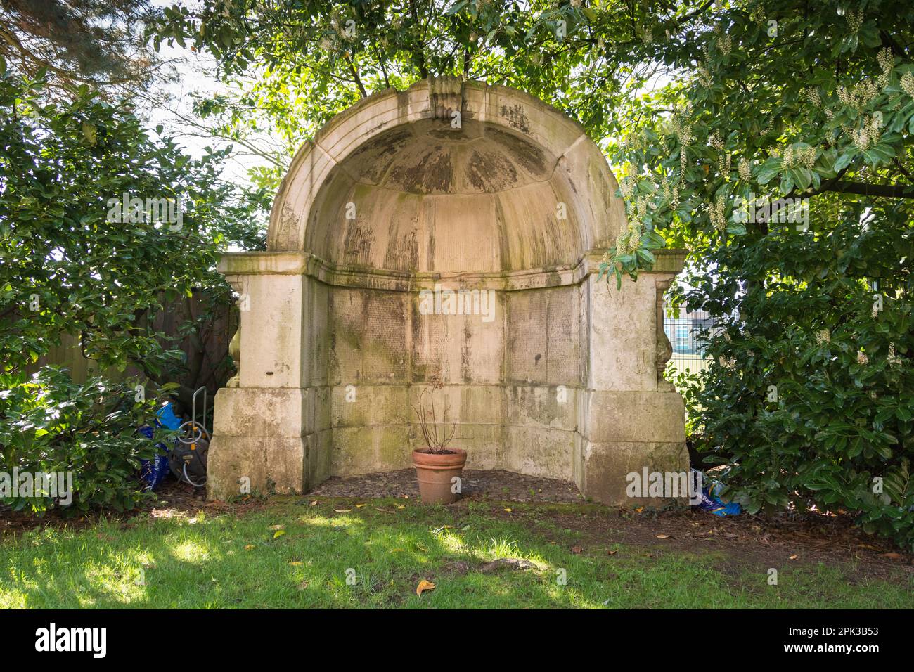 Eine ehemalige Old London Bridge Stone Nische in den Gärten des Courtlands Anwesens an der Upper Richmond Road, Sheen, London, England, Großbritannien Stockfoto