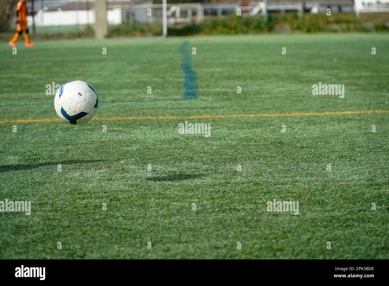 Evora, Portugal, 19. Und 20. Februar 2023. Fußball rollt über einem Kunstrasen. Stockfoto