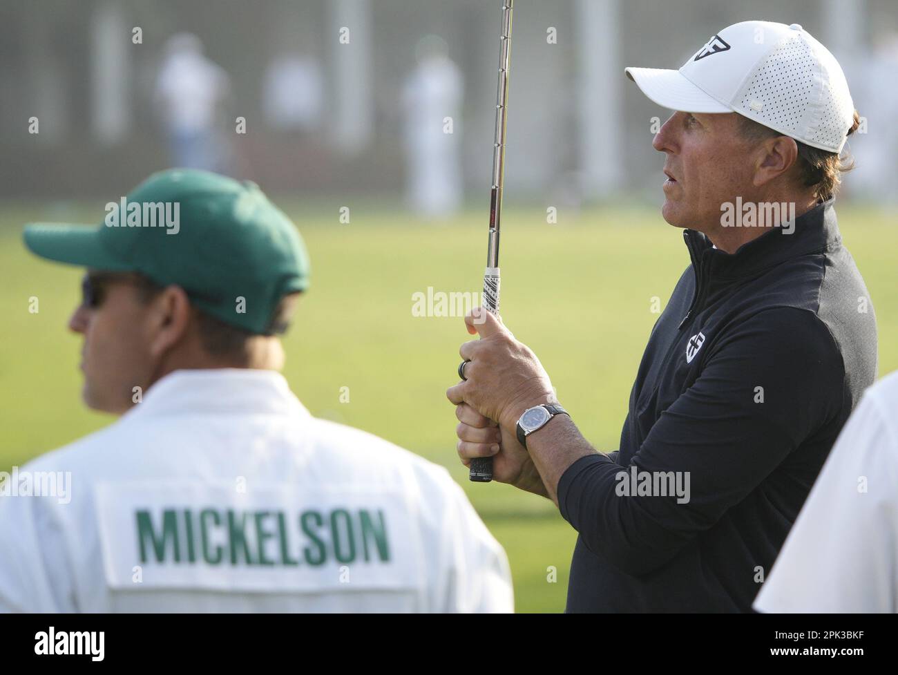 Augusta, Usa. 05. April 2023. Phil Mickelson wärmt sich während einer Trainingsrunde beim Masters Turnier im Augusta National Golf Club in Augusta, Georgia, am Mittwoch, den 5. April 2023 auf. Foto von Bob Strong/UPI Credit: UPI/Alamy Live News Stockfoto