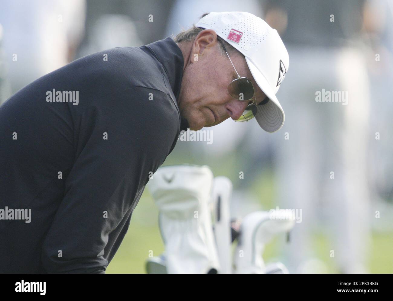 Augusta, Usa. 05. April 2023. Phil Mickelson wärmt sich während einer Trainingsrunde beim Masters Turnier im Augusta National Golf Club in Augusta, Georgia, am Mittwoch, den 5. April 2023 auf. Foto von Bob Strong/UPI Credit: UPI/Alamy Live News Stockfoto