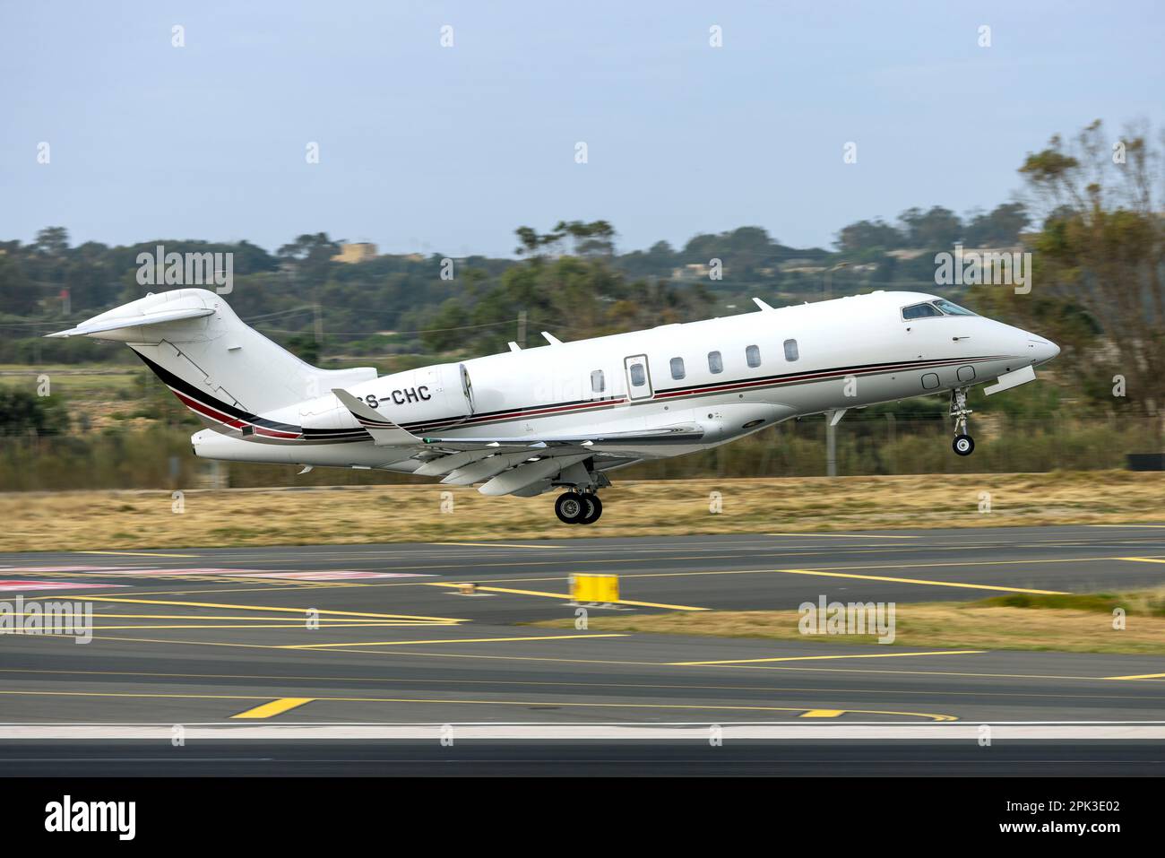 NetJets Bombardier Challenger 350 (BD-100-1A10) (REG: CS-CHC) auf dem Abflug zum Flughafen Sion, Schweiz Stockfoto