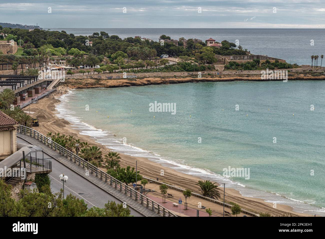 Luftaufnahme des Endes von Playa El Milagro (El Miracle) vom Balcon del Mediterraneo (Balco del Mediterrani) in Tarragona (Tarraco), Spanien, Europa Stockfoto