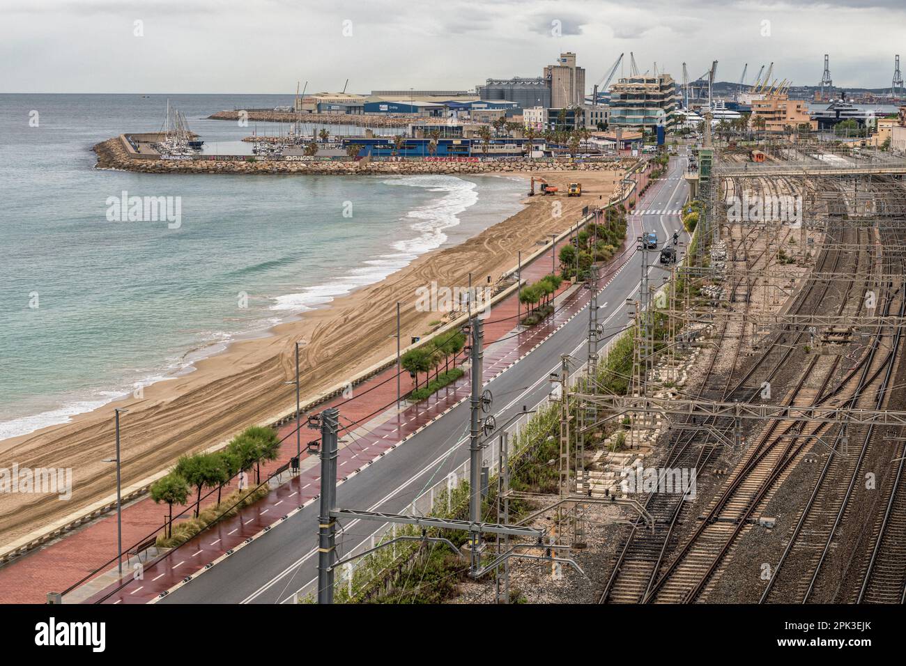 Platja del Miracle - Playa El Milagro die Promenade, die Straße und die Bahngleise mit dem Hafen der Stadt Tarragona in der Gemeinde Katalonien Stockfoto